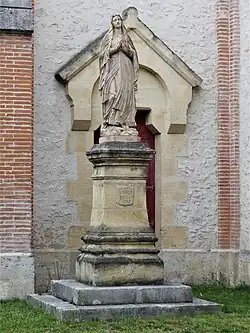 Statue représentant l'Immaculée Conception, à côté de l'église Saint-Joseph.