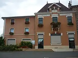 La mairie de Le Perréon, place Pierre Michaud.