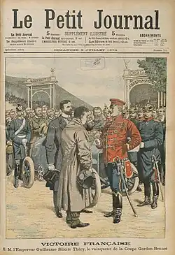 Coupure de presse montrant un homme en tenue militaire et un pilote face à face devant une voiture et un parterre de personnalités