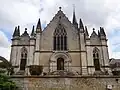 La façade principale de l'église.