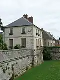 Les douves de l'ancien château.