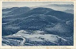 Vue plongeante depuis la route du puy de Dôme sur le col de Ceyssat et les autres dômes de la chaîne des Puys en direction du sud.