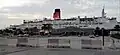 Le Queen Elizabeth 2 en décembre 2021, amarré définitivement au quai de "Port Rashid Marina" à Dubaï pour servir d'hôtel restaurant.