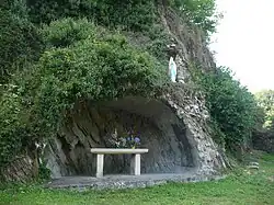 La "Grotte de Lourdes" imitée au Roc-Saint-André (vue rapprochée).