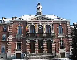 L’hôtel de ville.