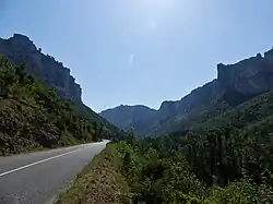 Les gorges de la Jonte entre Le Rozier (à gauche) et Peyreleau (à droite).
