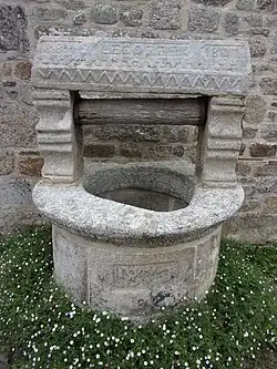 Puits orné de moulures situé près de l'ancien presbytère. On peut lire l'inscription : le 8 octobre Le Goff recteur 1808.