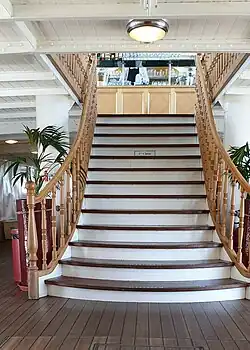 Escalier intérieur menant au pont supérieur (1ère) du bateau Savoie - 2019