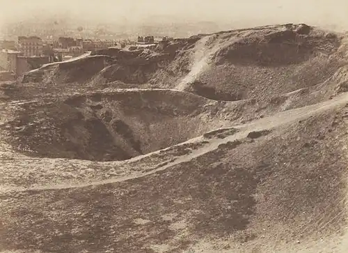 Photographie sépia de carrières destinées à produire du plâtre, avec des monticules de gypse dénudés, arides et sans végétation.