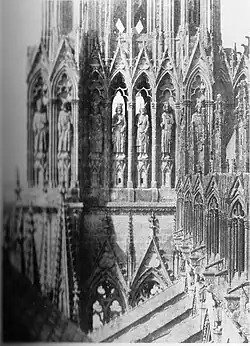 La galerie des rois à l'est de la tour sud-ouest de la cathédrale de Reims (1851).