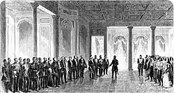 Jean Alexandre Cuza entouré de deux haies de dignitaires avance dans une salle du palais