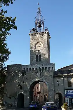 Porte de la ville et campanile.