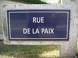 photo représentant une plaque de rue, plaque bleue dans le lotissement de Raymond Lens
