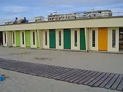 Une série de cabines de plage.