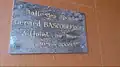 Plaque à l'entrée de la salle Gérard Bascoulergue.