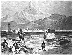 Illustration ancienne, des personnages assis sur un tapis, un autre debout plus loin, un autre sur un dromadaire, un dernier sur un cheval, avec des bâtiments de type islamique autour et un haut cône volcanique brillant en arrière-plan.