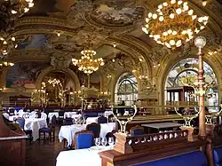 Restaurant Le Train Bleu de la gare de Lyon ou Mr Bean mange des fruits de mer.