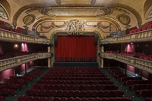 Vue de la salle depuis le premier balcon.