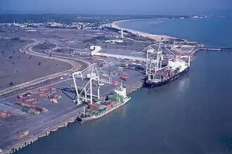 Navires porte-conteneurs au travail.