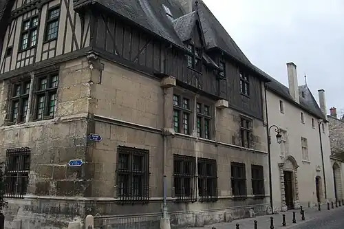 L'hôtel Le Vergeur, datant en partie du XVIe&nbsp;siècle.]