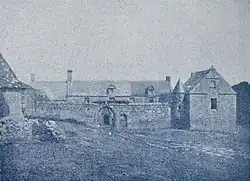 Le manoir de Lézurec vers 1900, alors abandonné aux pourceaux.