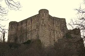 Le château vu depuis la rivière.