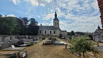 Le cimetière devant l'abbatiale.