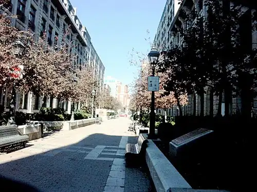 Description de l'image Le cours Le Royer, Montreal, 2005-10-21.JPG.