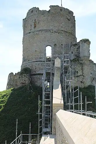 Le donjon du Châteauneuf-sur-Epte vu depuis la muraille.