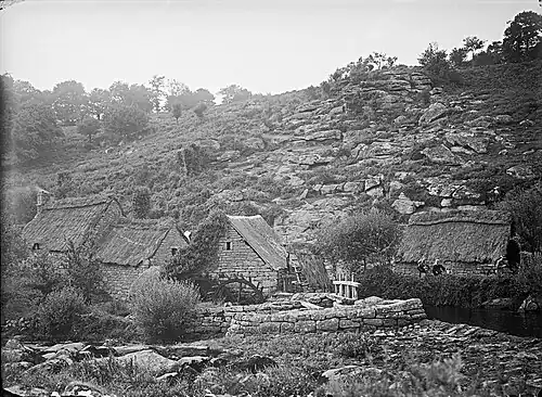 Le moulin de Barrégan (Le Faouët) et son écluse.
