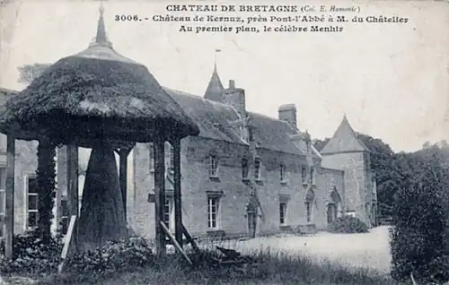 Le menhir-autel installé par du Châtellier devant le château de Kernuz.