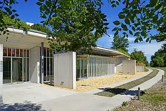 Bâtiment moderne intégré sur le flanc d'une colline.