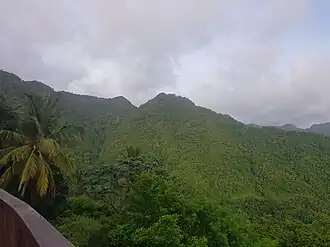 Le mont Tabac vu de la route de Soufrière