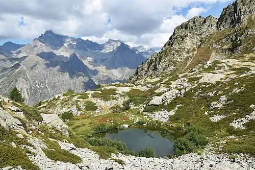 Un des lacs de Pétarel, dans le massif des Écrins.