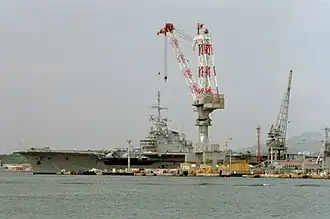 Le porte-avions Foch à l'arsenal de Toulon en août 1995.