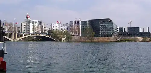 L'ancien siège Sanofis Pasteur (maintenant Lycée Dr Charles Mérieux) et le pont Pasteur.