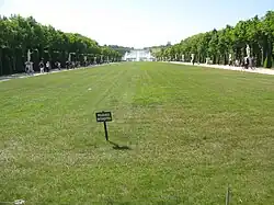 Tapis vert en direction du bassin d'Appolon