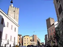 Tour des Capocci, et tour des Graziani, sur la même place