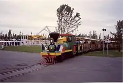 Photographie d'un petit train dans le parc.