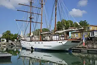 Le Marité à quai dans le bassin des Chalutiers de La Rochelle.