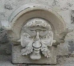 Tête de faune collectée à Reims et entreposée dans la cour du musée.