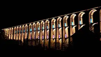 Le viaduc illuminé en juin 2012.