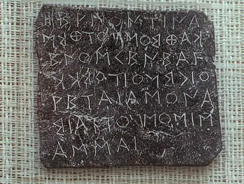Inscription oraculaire sur lamelle de plomb, Dodone, fin du VIe&nbsp;siècle Musée archéologique de Ioannina.