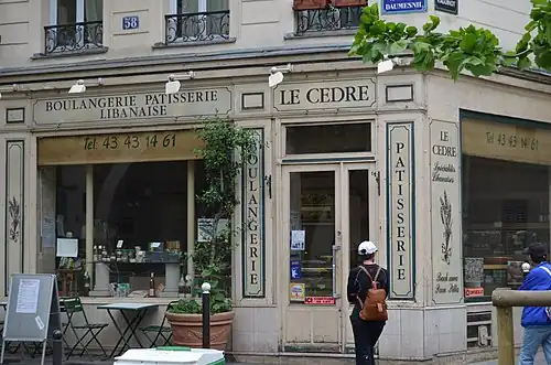 Boulangerie-pâtisserie libanaise à l'angle de la rue et de l'avenue Daumesnil.