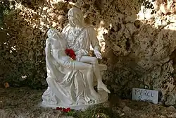 Réplique moderne de la Pietà de Michel-Ange au pied de la statue de Notre-Dame du Liban.