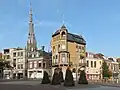 Le clocher de Sint Bonifatiuskerk en arrière-plan de la rue Voorstreek.