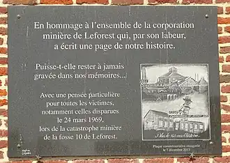 La stèle apposée sur l'église.