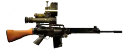 Le FAL avec un viseur infrarouge.
