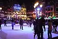 Patinoire installée au milieu de la place en hiver.