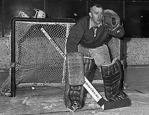 Photographie en noir et blanc d'un gardien de but de hockey sans masque